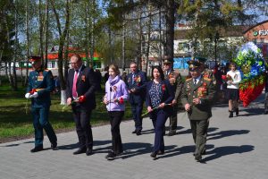 Возложение цветов к памятникам и мемориалам